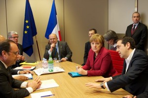 Френският президент Франсоа Оланд, германската канцлерка Ангела Меркел и гръцкият министър-председател Алексис Ципрас се срещнаха сепаративно преди началото на Европейския съвет.